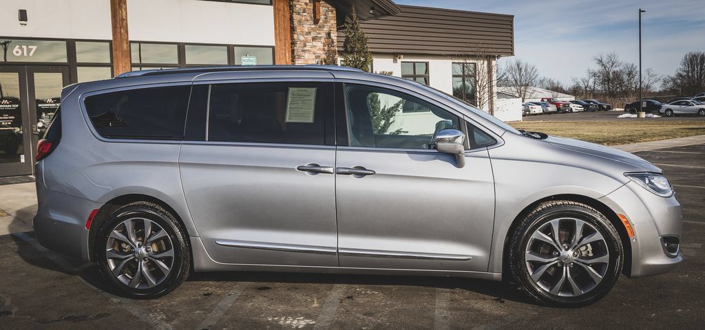 Used 2020 Chrysler Pacifica Limited FWD image 26