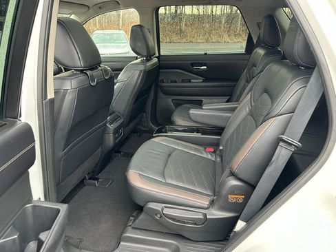 Used 2023 Nissan Pathfinder Platinum image 10