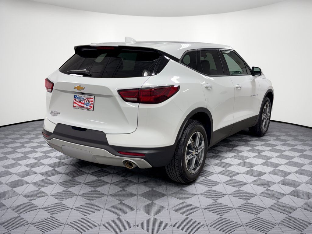 Used 2025 Chevrolet Blazer LT FWD image 9