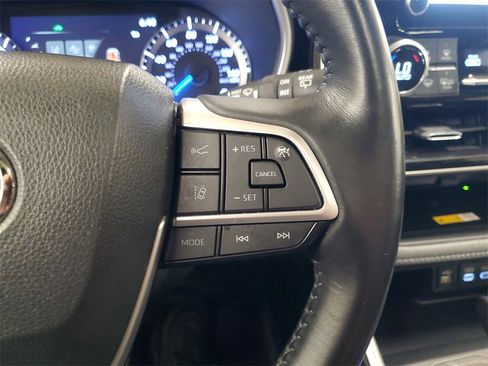 Certified 2023 Toyota Highlander XLE image 24