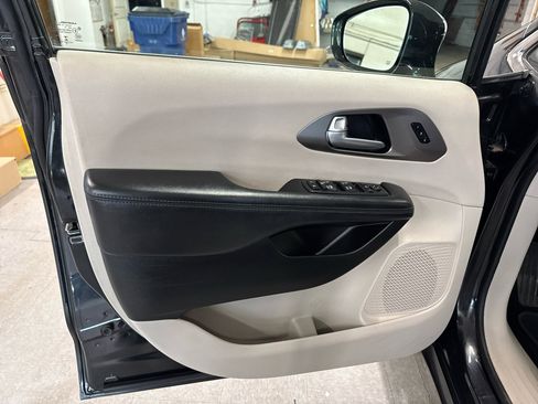 Used 2018 Chrysler Pacifica Limited image 30