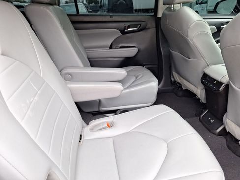 Used 2022 Toyota Highlander XLE image 32