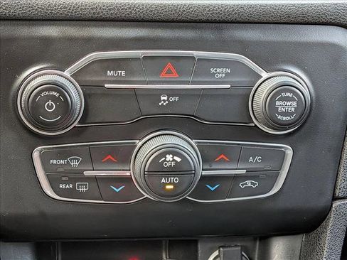 Used 2017 Dodge Charger SXT image 12