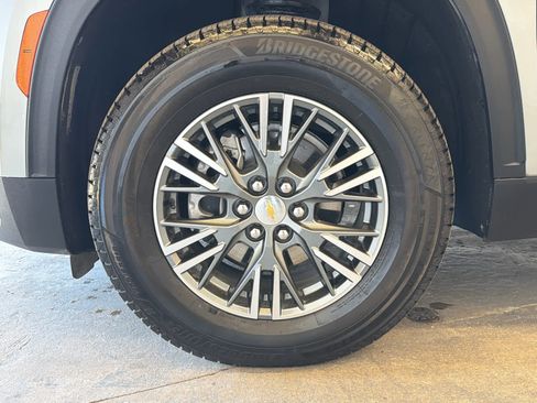 Used 2025 Chevrolet Traverse LT image 12