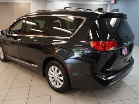 Used 2019 Chrysler Pacifica Touring-L FWD image 9