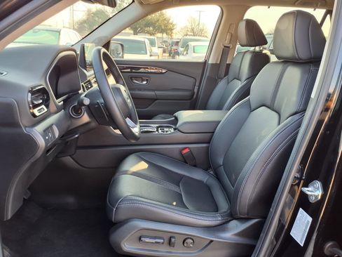 Used 2025 Honda Pilot Touring image 17