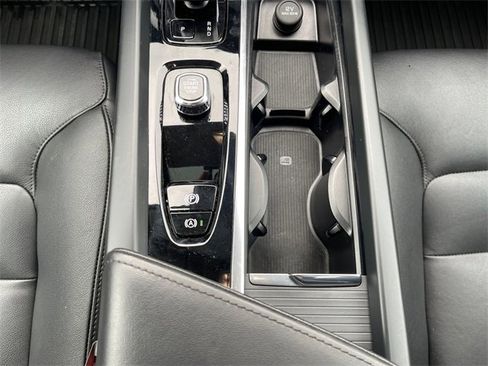 Used 2024 Volvo XC60 B5 Core image 24