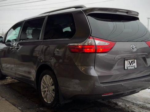 Used 2017 Toyota Sienna XLE image 5