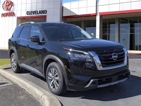 Used 2025 Nissan Pathfinder SL image 2