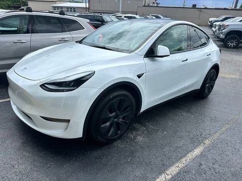 Used 2025 Tesla Model Y Long Range RWD image 3