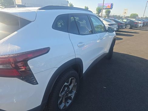 Used 2025 Chevrolet Trax LT w/ LT Convenience Package FWD image 3