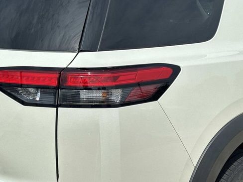 Used 2023 Nissan Pathfinder SL w/ Lighting Package (N92) FWD image 10