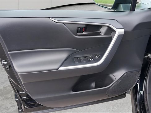 Used 2021 Toyota RAV4 LE image 12