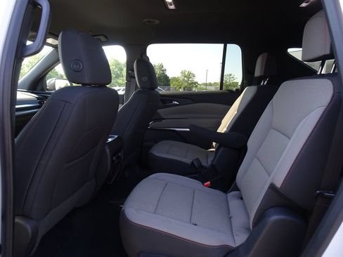 Used 2024 Chevrolet Traverse LT FWD image 16