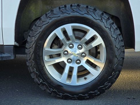 Used 2018 Chevrolet Suburban LT image 31