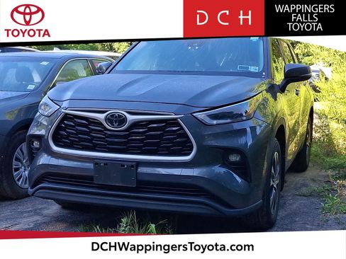 Used 2021 Toyota Highlander XLE AWD/4WD image 1