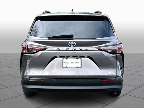 Certified 2024 Toyota Sienna XLE image 5