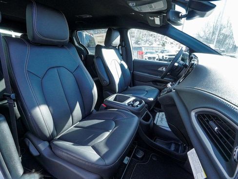 New 2026 Chrysler Pacifica Select image 43