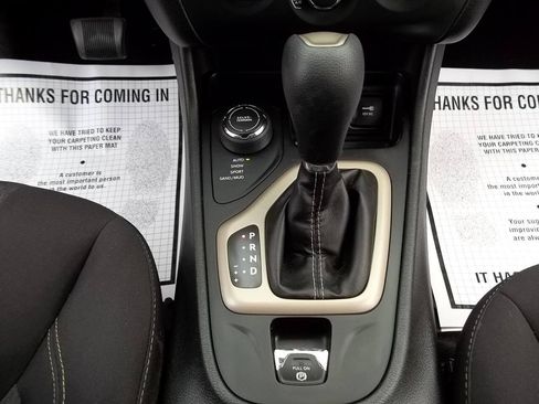 Used 2017 Jeep Cherokee Sport AWD/4WD image 25