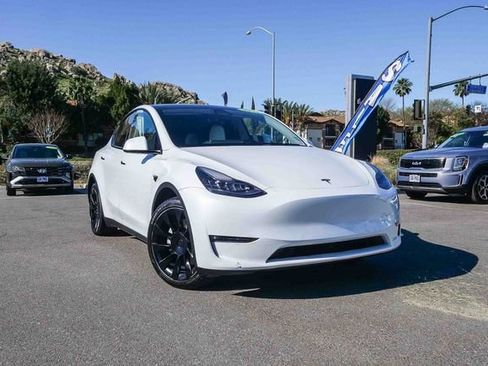 Used 2022 Tesla Model Y Long Range image 2