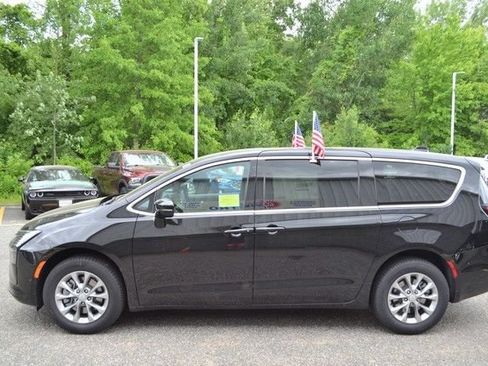 New 2027 Chrysler Pacifica Select AWD/4WD image 5