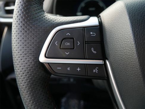 Used 2025 Toyota Sienna Platinum image 28