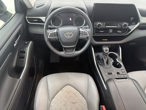 Used 2023 Toyota Highlander Bronze Edition FWD image 16