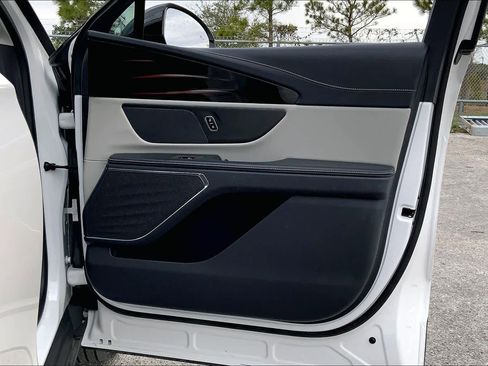 Used 2024 Lincoln Nautilus Premier image 21