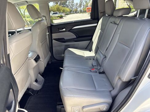 Used 2014 Toyota Highlander XLE AWD/4WD image 13