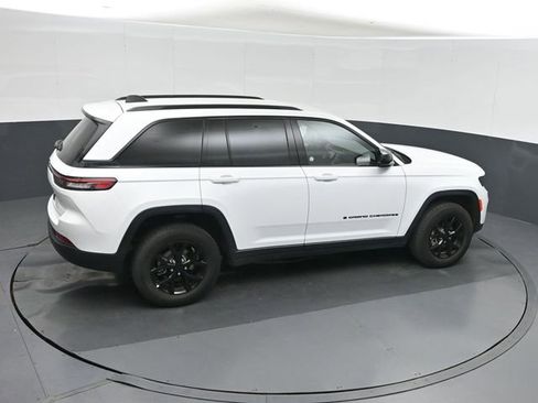 Used 2025 Jeep Grand Cherokee Altitude image 29