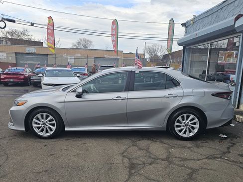 Used 2021 Toyota Camry LE image 5