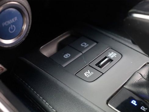 Used 2022 Toyota Venza Limited image 40