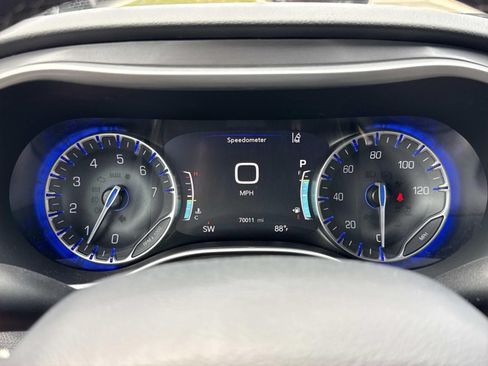 Used 2025 Chrysler Pacifica Select FWD image 18