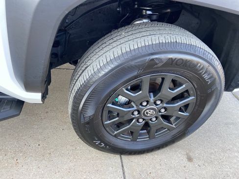 Used 2025 Toyota 4Runner SR5 AWD/4WD image 32