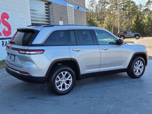 Used 2022 Jeep Grand Cherokee Limited image 7