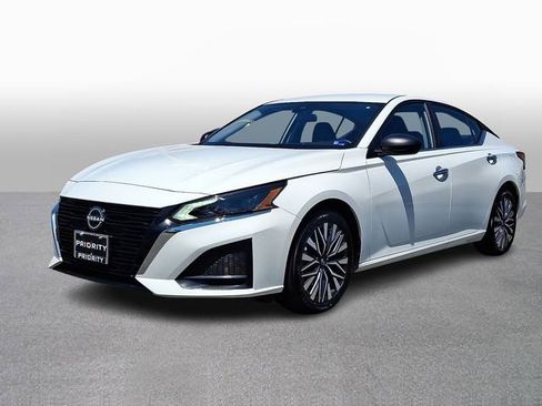 Used 2025 Nissan Altima 2.5 SV FWD image 1