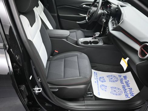Used 2026 Chevrolet Trax RS w/ Sunroof Package FWD image 25