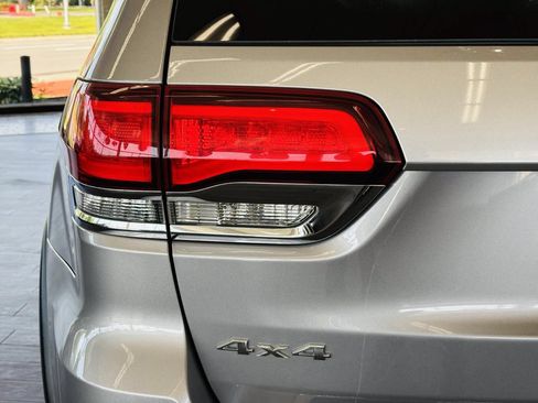 Used 2020 Jeep Grand Cherokee Limited AWD/4WD image 12