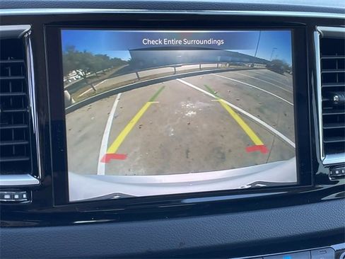 Used 2024 Chrysler Pacifica Touring-L image 17