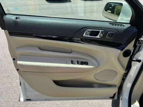 Used 2013 Lincoln MKT AWD image 19