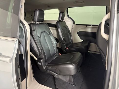 Used 2024 Chrysler Pacifica Touring-L FWD image 41