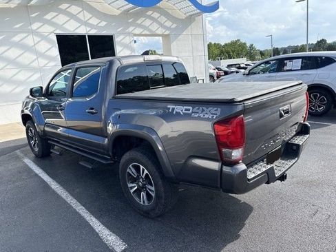 Used 2017 Toyota Tacoma TRD Sport w/ Tow Package (A/T) AWD/4WD image 3