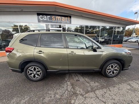 Used 2022 Subaru Forester Premium image 8