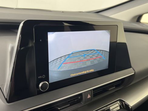 Used 2025 Toyota Prius LE AWD/4WD image 30