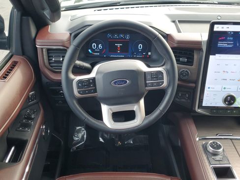 Used 2024 Ford Expedition Limited image 19