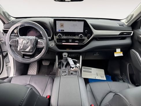 New 2025 Toyota Highlander Limited image 10