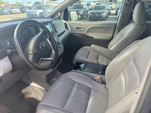 Used 2017 Toyota Sienna XLE w/ XLE Navigation Package AWD/4WD image 12