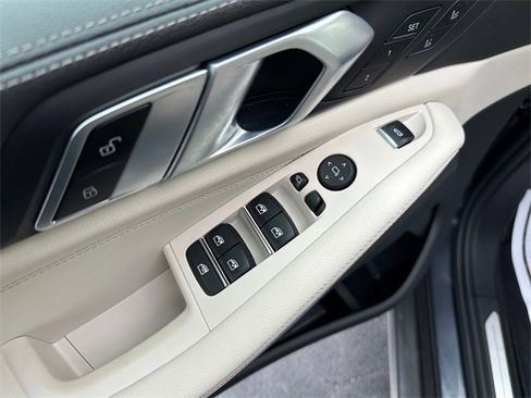 Used 2022 BMW X5 xDrive40i w/ Luxury Seating Package image 19