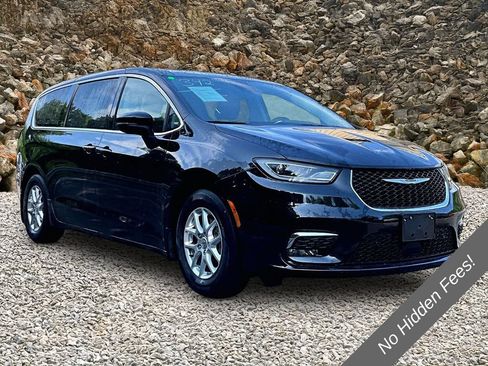 Used 2023 Chrysler Pacifica Touring-L FWD image 7