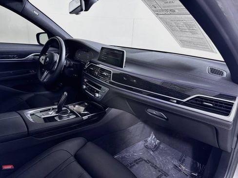 Used 2022 BMW 740i w/ M Sport Package RWD image 31